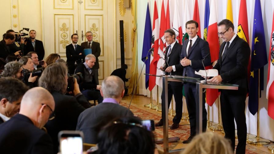 Bundeskanzler Sebastian Kurz mit Vizekanzler Heinz-Christian Strache und Regierungssprecher Peter Launsky-Tieffenthal beim Pressefoyer nach dem Ministerrat am 19. Dezember 2017. (Bild: © BKA/Regina Aigner)