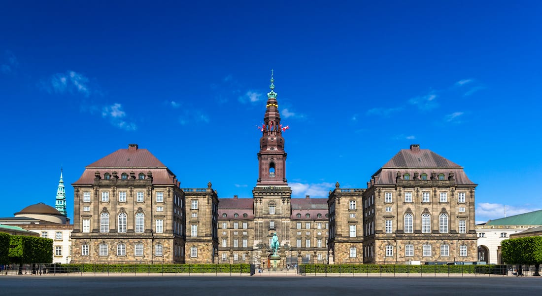 Regierung im Schloss Christiansborg: Steuergelder nicht für Firmen auf der Schwarzen Liste einsetzen. (Bild: © Leonid Andronov)