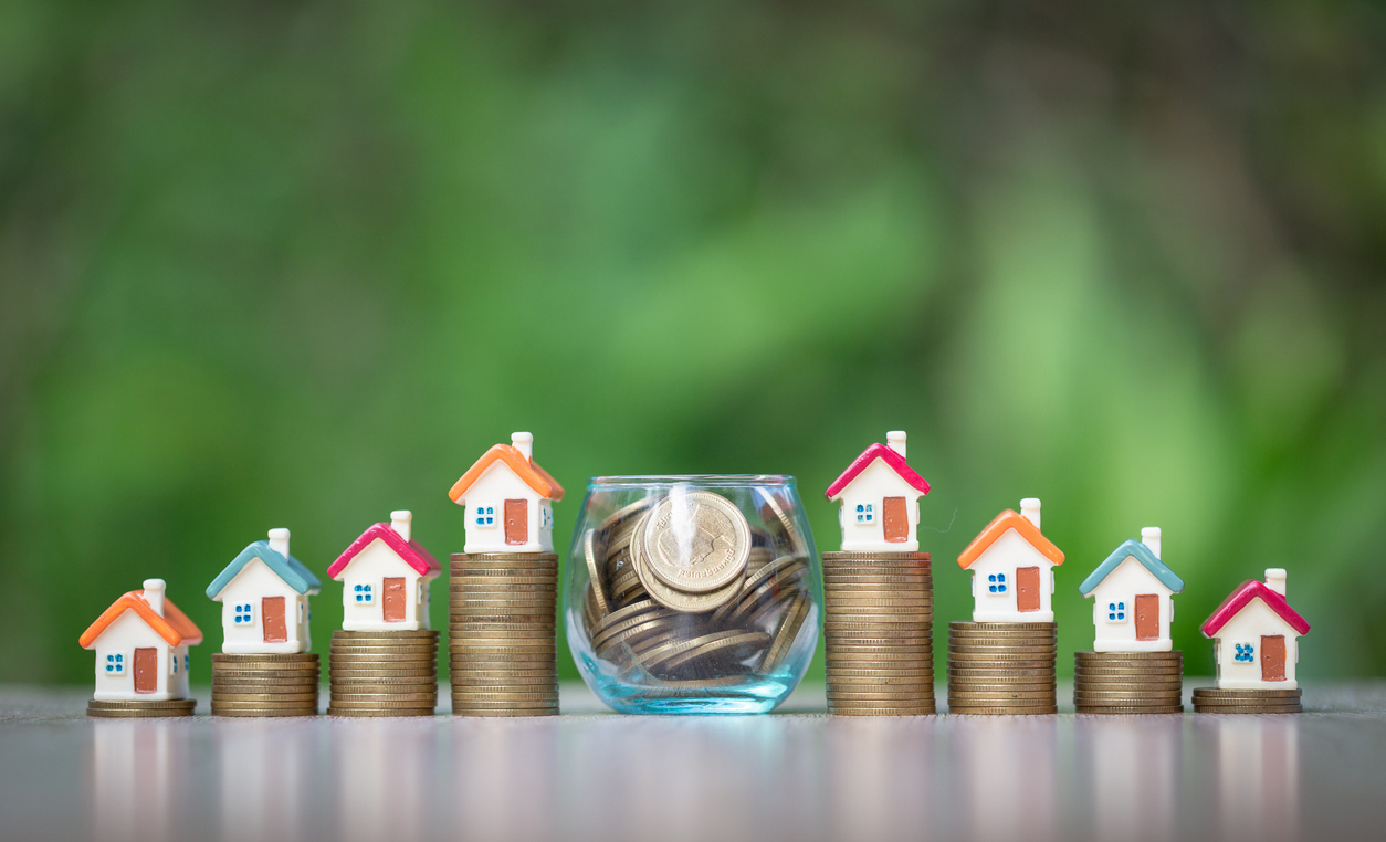 Laut Bundesregierung soll die Grunderwerbsteuer („GrESt“) bei der Übertragung von Anteilen an Gesellschaften mit Immobilienbesitz erhöht werden bzw auf das Belastungsniveau einer direkten Veräußerung der Immobilie angehoben werden. (Bild: © iStock/Kanjana Jorruang)