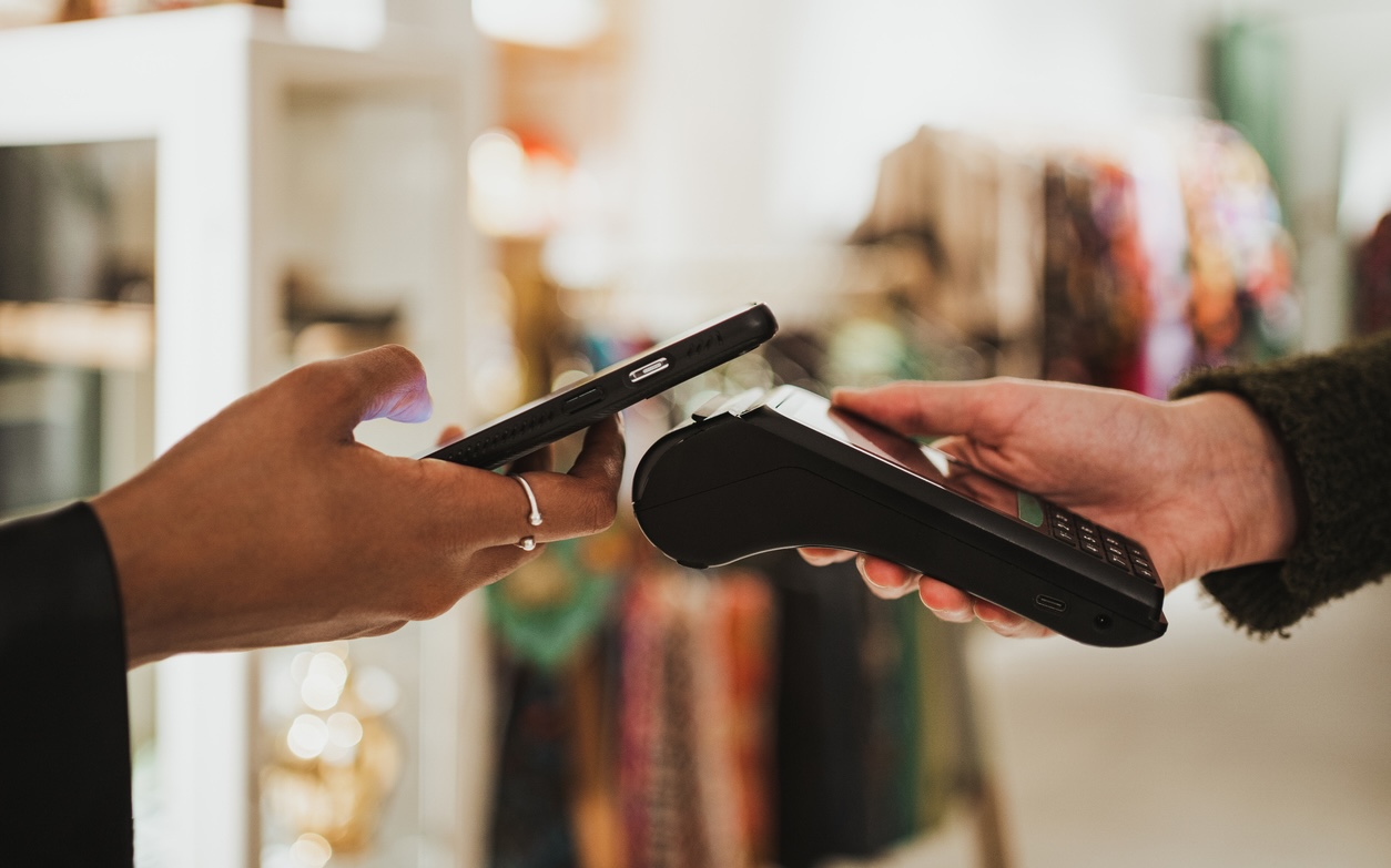 Die Frage der Abgrenzung zwischen § 241e Abs 1 Fall 1 StGB und § 241h Abs 1 Z 1 StGB ist abhängig davon, was als „ganzes“ unkörperliches unbares Zahlungsmittel angesehen wird. (Bild: © iStock/Pablo Rasero)